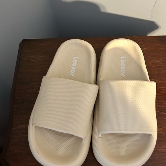 EUC Cream Rubber Pillow Slides 37-38 - Picture 2 of 3